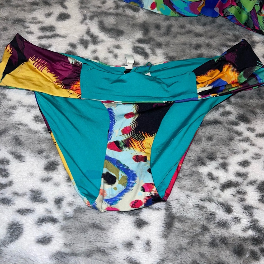 A. Che Bikini set - Picture 2 of 13